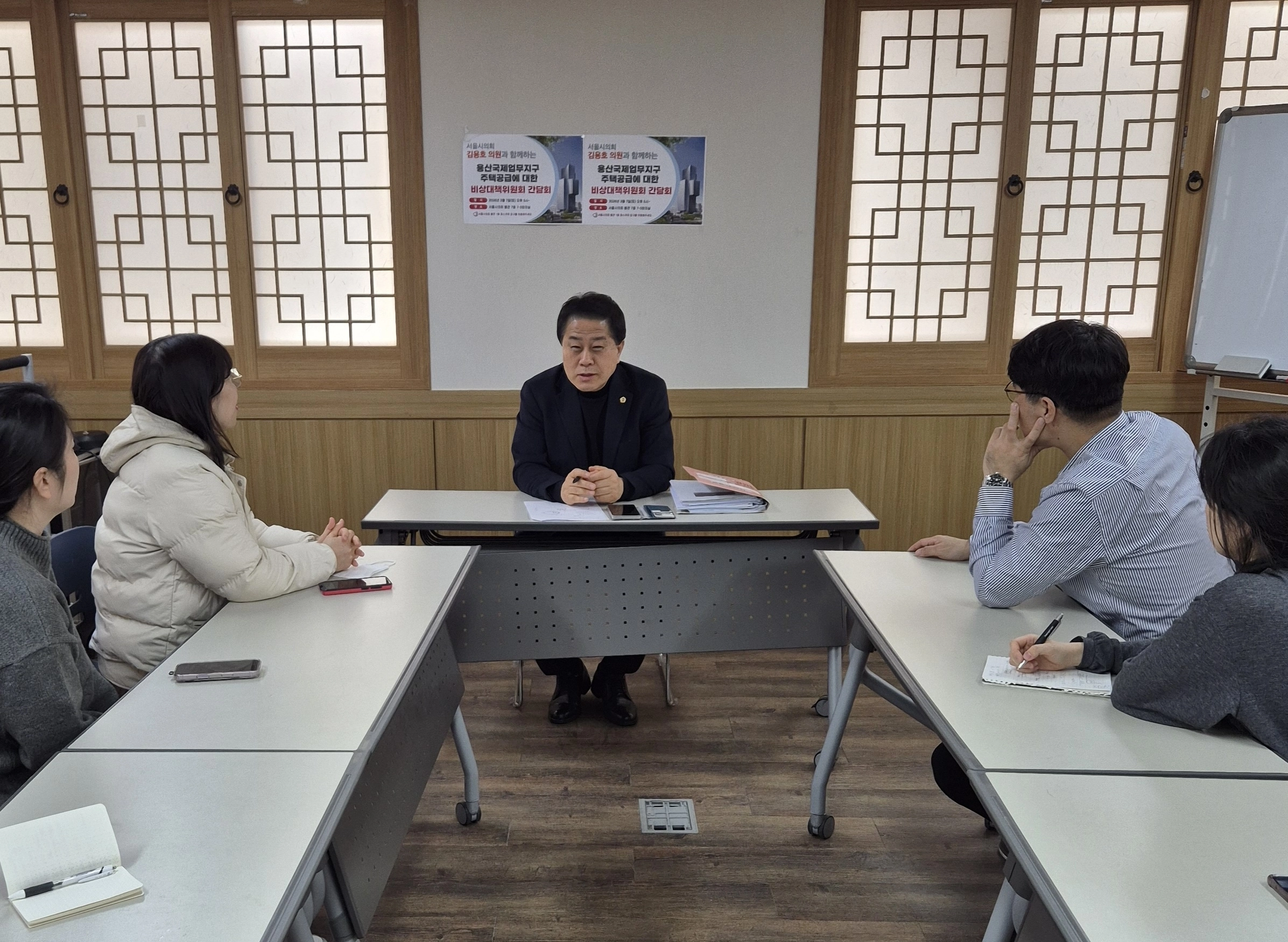 지난 3월 7일 서울시의회에서 김용호 의원이 주민대표 비상대책위원회 임원진들과 첫 간담회를 갖고 향후 대응 방향과 주민 의견 수렴 방안 등에 대해 논의하고 있다.