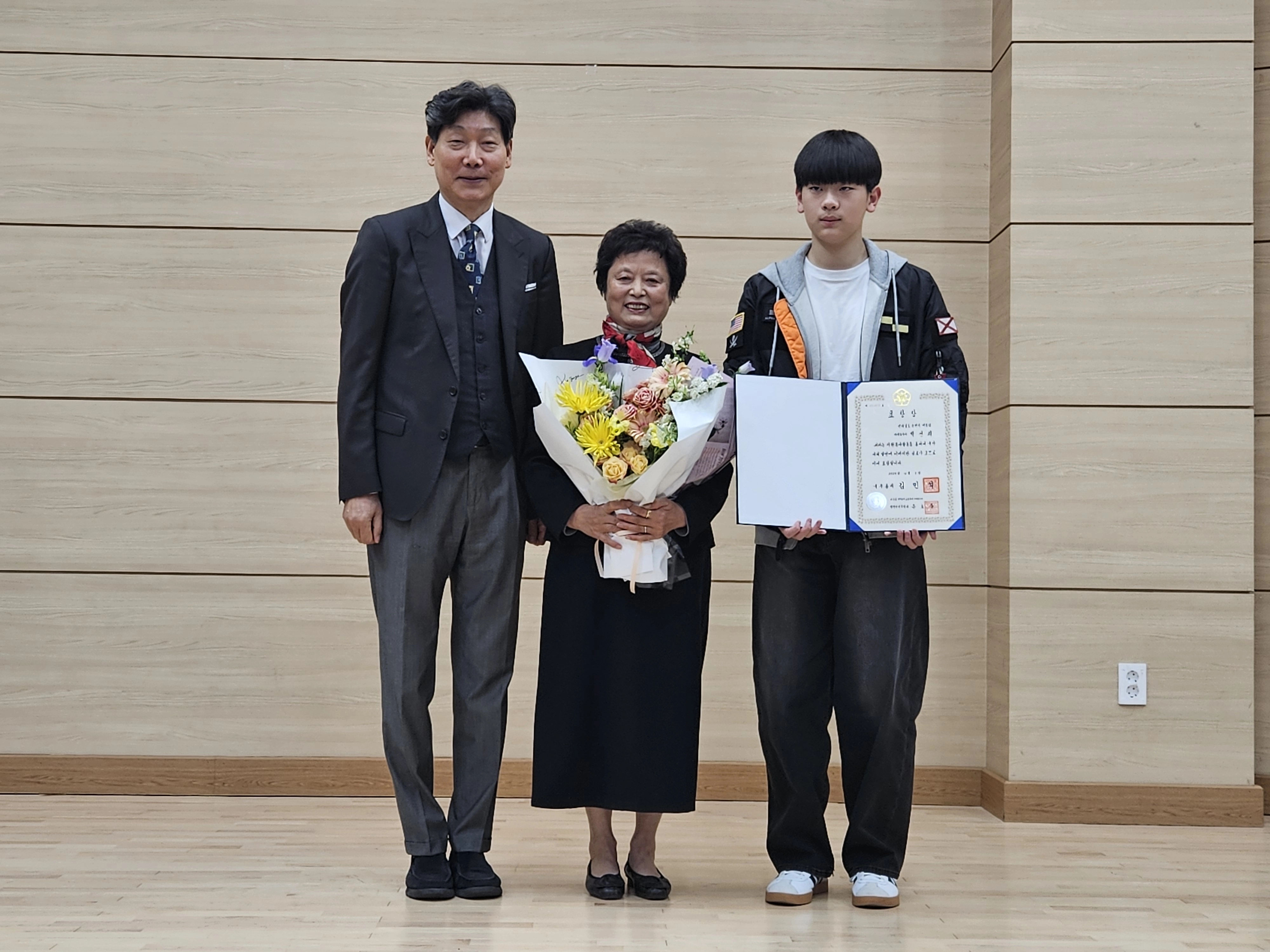 이금옥 (왼쪽) 순천시자원봉사센터 이사장과 표창장을 받은 우수 봉사자들이 기념사진을 찍고 있다.