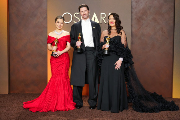 매기 강(왼쪽부터) 감독, 크리스 아펠한스 공동 연출자, 미쉘 L.M.웡 프로듀서가 15일(현지시간) 미국 캘리포니아주 로스앤젤레스 돌비 극장에서 열린 ‘제98회 아카데미 시상식’에서 케이팝 데몬 헌터스(케데헌)로 장편 애니메이션상을 수상한 후 프레스룸에서 기념 촬영하고 있다.  AP 연합뉴스