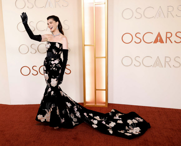 영화배우 앤 해서웨이가 15일(현지시간) 미국 캘리포니아주 로스엔젤레스(LA) 할리우드 돌비극장에서 열린 제98회 아카데미 시상식 레드카펫에 참석해 포즈를 취하고 있다. UPI 연합뉴스