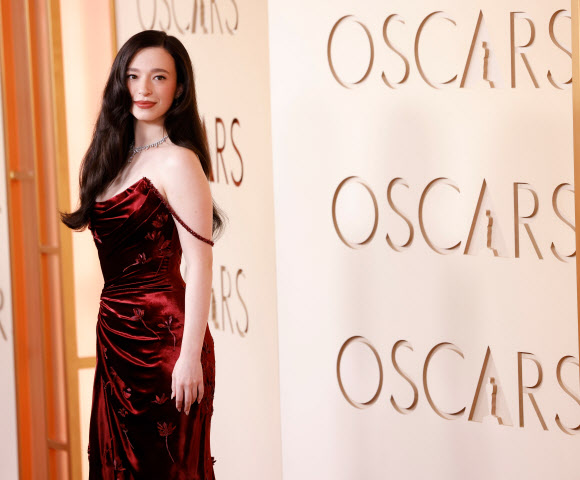 영화배우 마이키 매드슨이 15일(현지시간) 미국 캘리포니아주 로스엔젤레스(LA) 할리우드 돌비극장에서 열린 제98회 아카데미 시상식 레드카펫에 참석해 포즈를 취하고 있다. UPI 연합뉴스