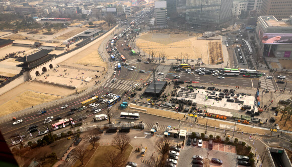 방탄소년단(BTS) 컴백 공연이 닷새 앞으로 다가온 16일 서울 광화문광장에서 무대 설치 작업이 한창이다. 2026.3.16  연합뉴스