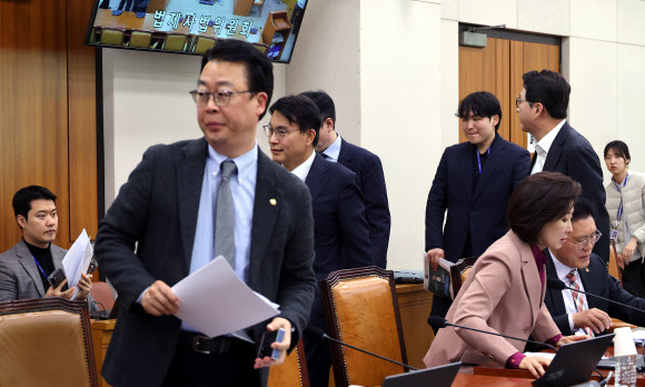 국회 법사위 정회…회의실 나서는 야당 법사위원들
