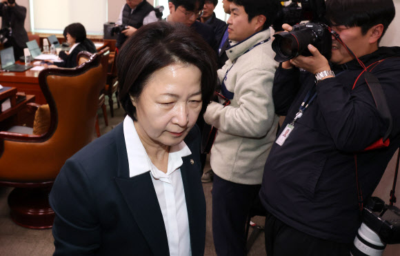 정회 선포하고 회의장 나서는 추미애 위원장