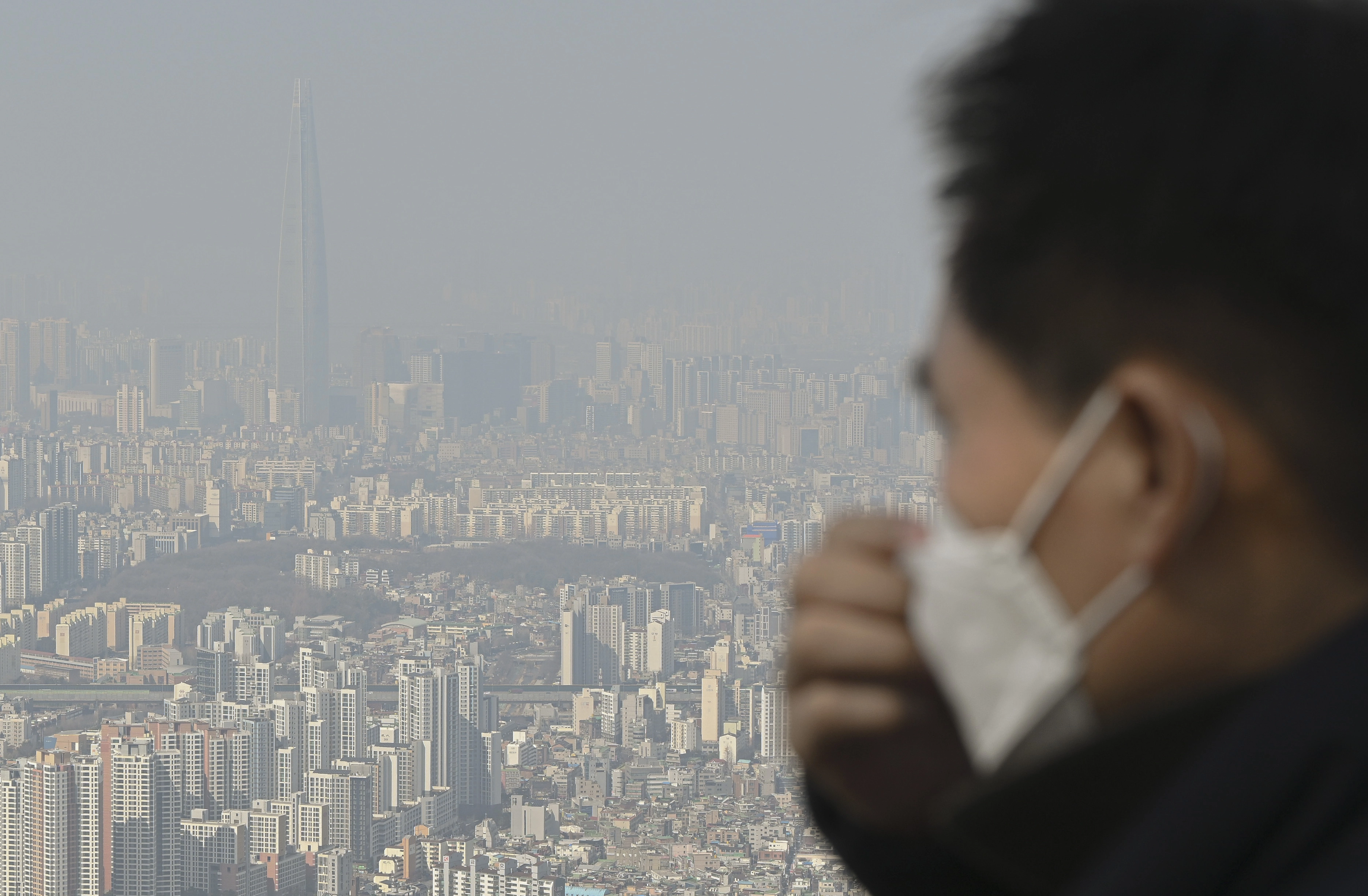 수도권 지역에 미세먼지 비상저감조치가 발령된 가운데 17일 경기 광주시 남한산성에서 바라본 서울 시내가 뿌옇다. 2026.3.17 이지훈 기자