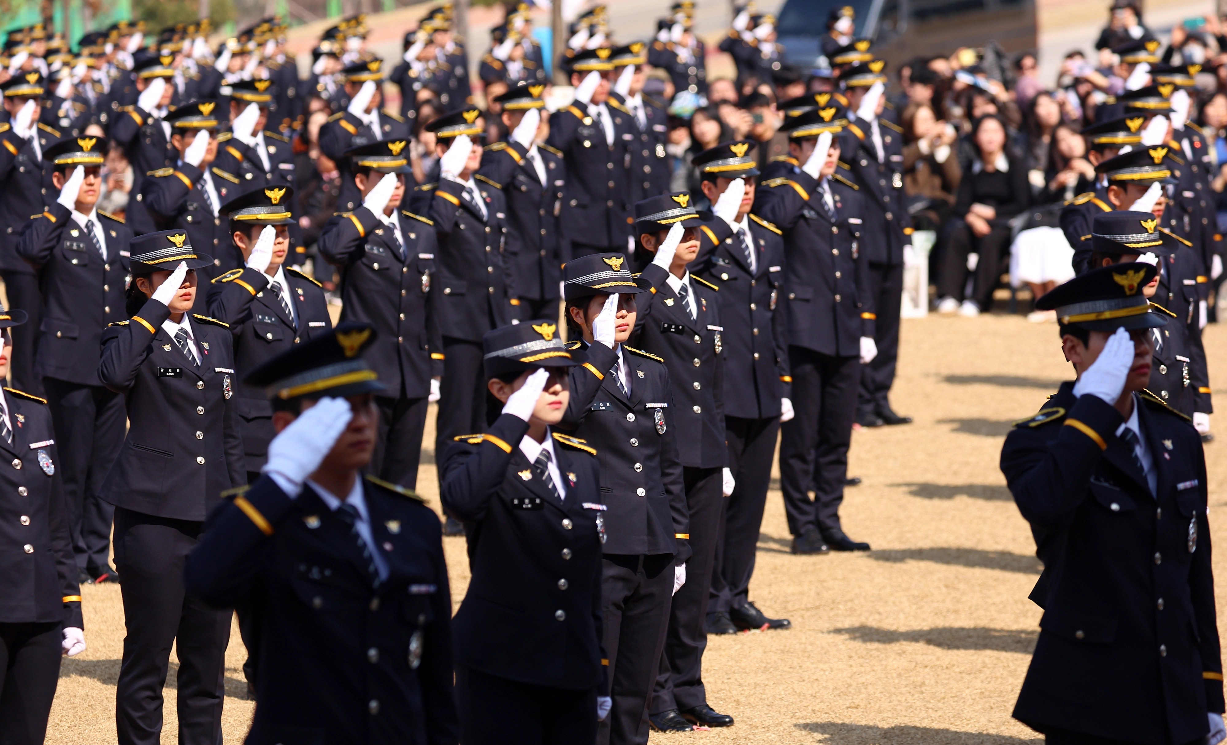 이재명 대통령에게 경례하는 신임 경찰관들  신임 경위ㆍ경감 경찰관들이 17일 충남 아산 경찰대학에서 열린 합동 임용식에서 이재명 대통령에게 경례하고 있다. 
아산 연합뉴스