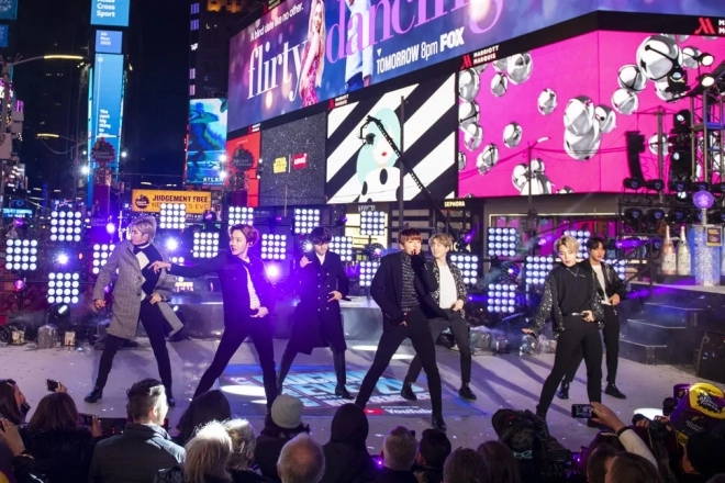 지난 2019년 뉴욕 타임스퀘어에서 공연을 펼치고 있는 방탄소년단(BTS). <br>연합뉴스