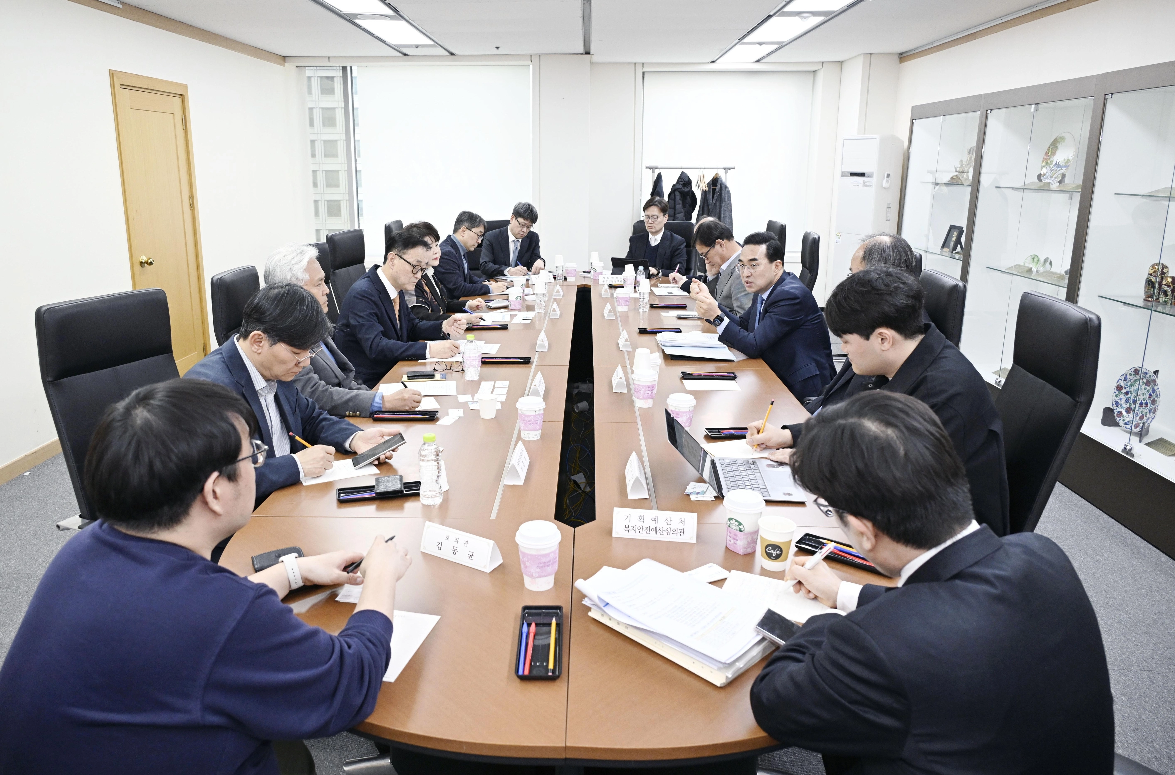 박홍근 기획예산처 장관 후보자, 민생안정 분야 정책간담회  [서울=뉴시스] 박홍근 기획예산처 장관 후보자가 17일 오후 서울 중구 예금보험공사에서 민생안정 분야 정책간담회를 주재하고 있다. (사진=기획예산처 제공) 2026.03.17. photo@newsis.com *재판매 및 DB 금지

<저작권자ⓒ 공감언론 뉴시스통신사. 무단전재-재배포 금지.>