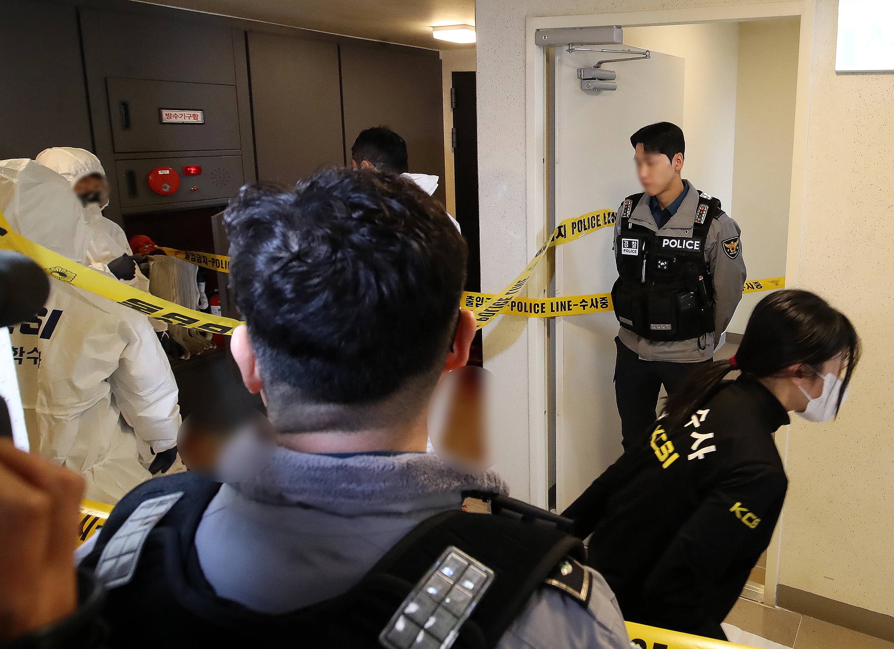 50대 항공사 기장 흉기 피습 사망 현장 조사하는 경찰  17일 부산 부산진구 한 아파트에서 50대 현직 항공사 기장 A 씨가 흉기에 찔려 숨진 채 발견된 가운데 경찰 과학수사대 관계자들이 사건 현장을 조사하고 있다. 2026.3.17 뉴스1