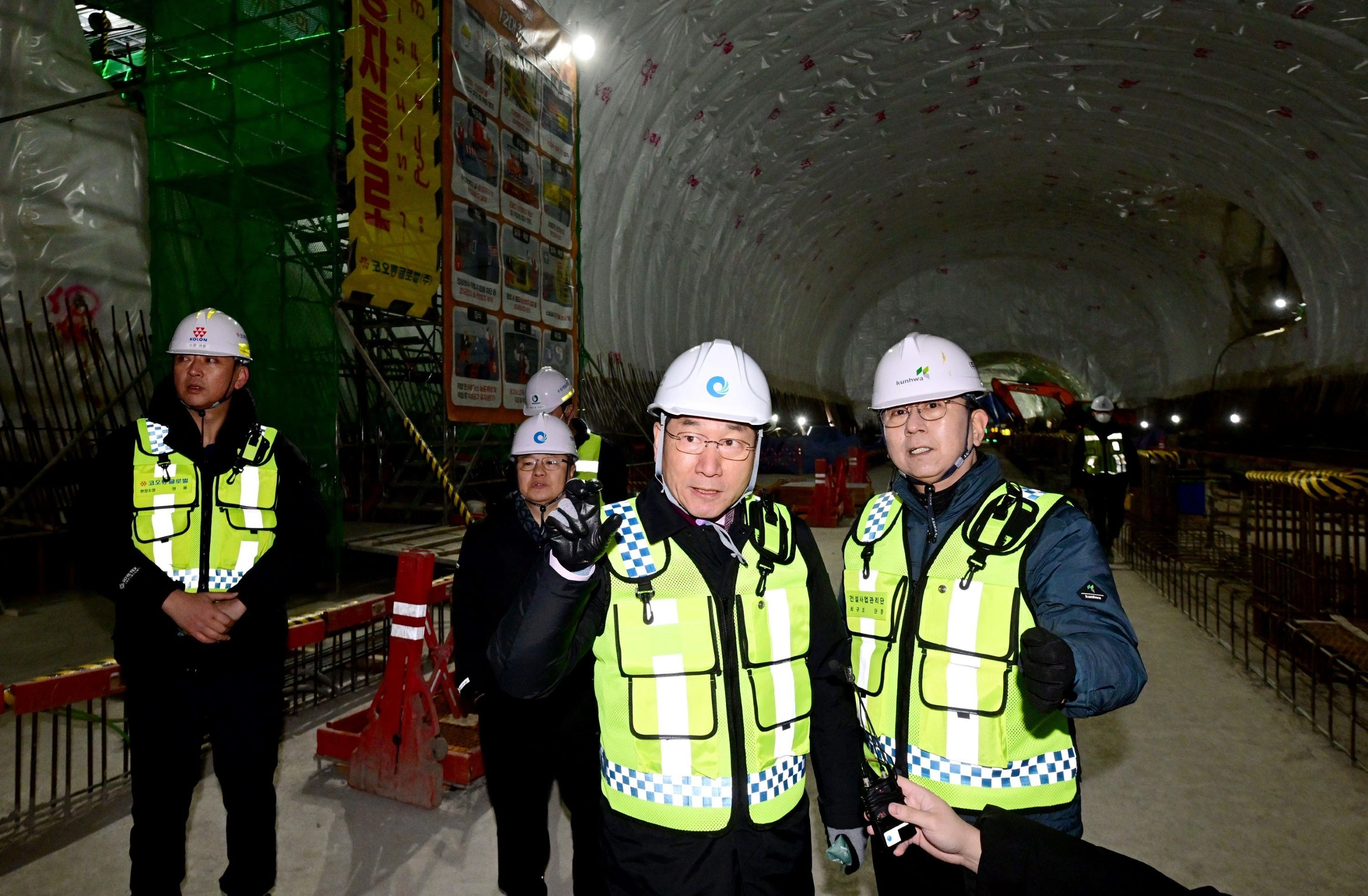 유정복(오른쪽 두 번째) 인천시장이 지난 1월 7호선 청라연장선 5공구 사업 현장을 점검하고 있다. 
인천시 제공