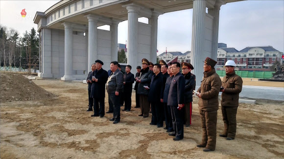 김정은 북한 국무위원장이 지난 16일 ‘해외군사작전 전투위훈기념관’ 건설 현장을 현지지도하며 ‘쿠르스크 해방’ 1주년을 기념해 준공할 것이라고 밝혔다고 조선중앙TV가 17일 보도했다. 2026.3.17 조선중앙TV 화면 
