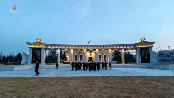 김정은 북한 국무위원장이 지난 16일 ‘해외군사작전 전투위훈기념관’ 건설 현장을 현지지도하며 ‘쿠르스크 해방’ 1주년을 기념해 준공할 것이라고 밝혔다고 조선중앙TV가 17일 보도했다. 2026.3.17 조선중앙TV 화면