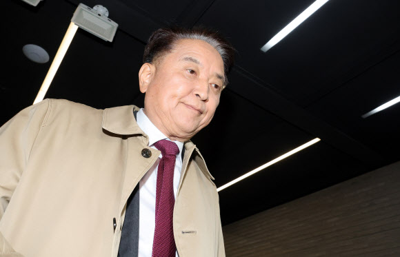 국민의힘의 공천배제(컷오프) 결정으로 재선 가도에 급제동이 걸린 김영환 충북도지사가 17일 서울 영등포구 국민의힘 당사에 항의 방문하고 있다. 2026.3.17 연합뉴스