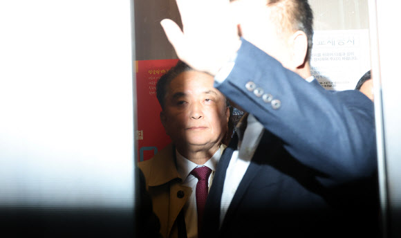 국민의힘의 공천배제(컷오프) 결정으로 재선 가도에 급제동이 걸린 김영환 충북도지사가 17일 서울 영등포구 국민의힘 당사에 항의 방문하고 있다. 2026.3.17 연합뉴스