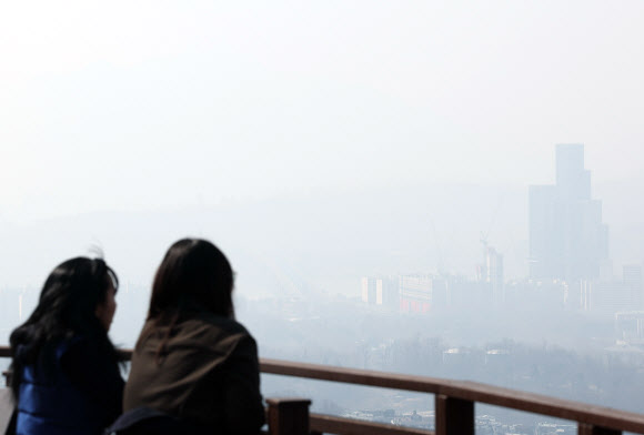 미세먼지·초미세먼지 농도 ‘나쁨’을 보인 17일 서울 도심이 뿌옇게 보인다. 2026.3.17 연합뉴스