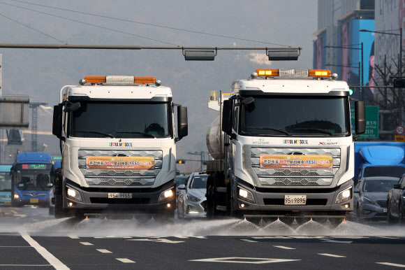 17일 서울시청과 광화문광장 일대에서 초미세먼지 저감을 위한 봄맞이 도로 물청소가 진행되고 있다. 2026.3.17 연합뉴스