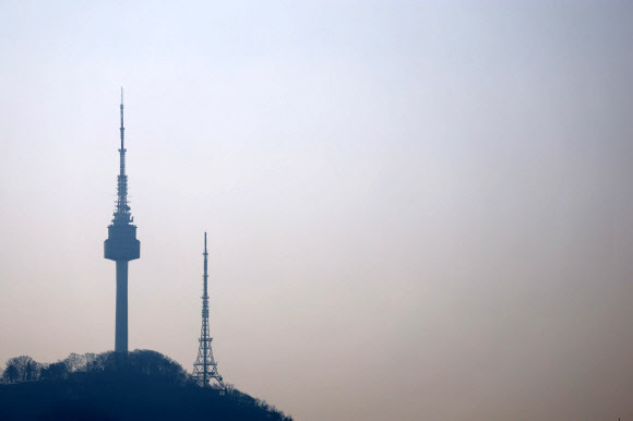 서울시가 오전 6~9시 고농도 미세먼지 비상저감조치를 시행한 17일 서울 종로구 서울시교육청에서 바라본 남산타워가 미세먼지로 뿌옇게 보이고 있다. 2026.3.17 연합뉴스
