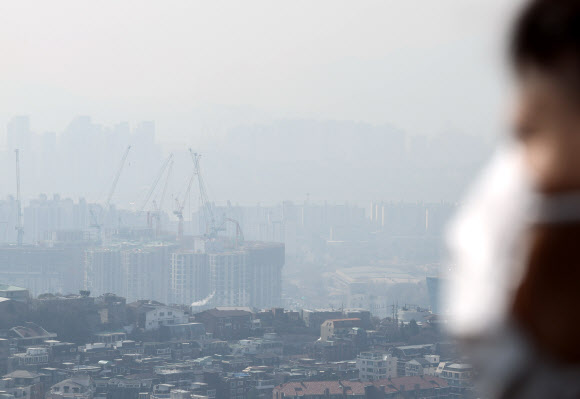 미세먼지·초미세먼지 농도 ‘나쁨’을 보인 17일 서울 도심이 뿌옇게 보인다. 2026.3.17 연합뉴스