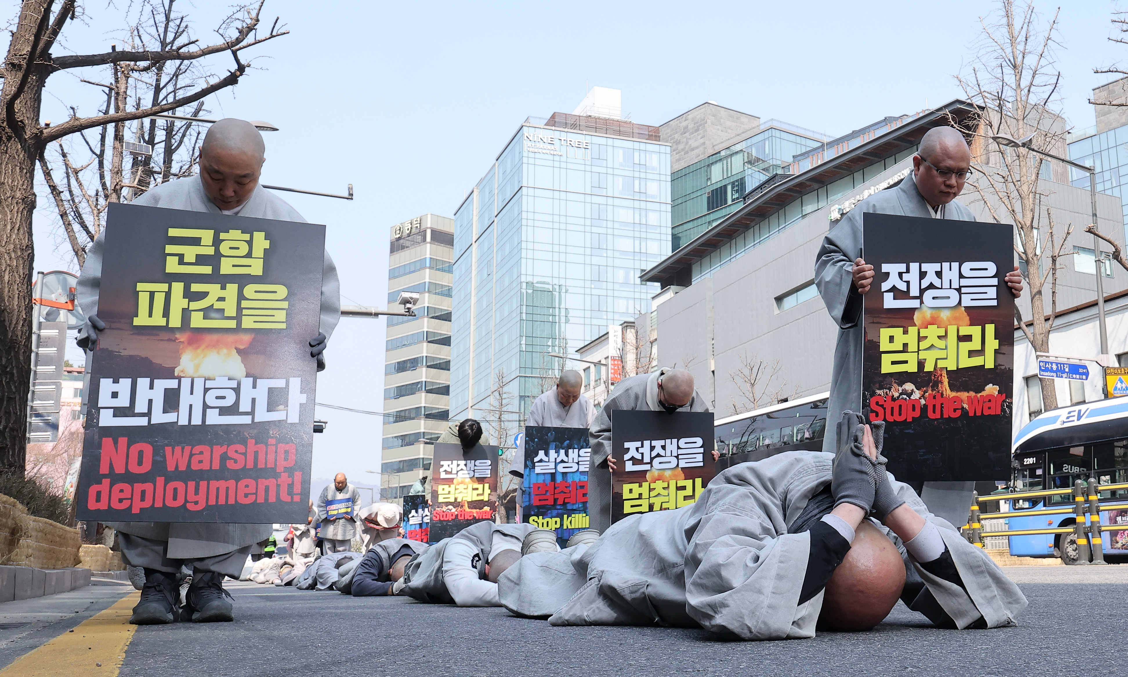 대한불교조계종 사회노동위원회 관계자들이 17일 서울 종로구 조계사에서 평화를 위한 오체투지를 하고 있다. 2026.3.17. 뉴스1