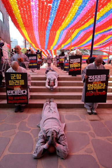 대한불교조계종 사회노동위원회 관계자들이 17일 서울 종로구 조계사에서 주한미국대사관까지 전쟁과 살생 중단 및 군함파견 반대 오체투지를 하고 있다. 2026.3.17 연합뉴스