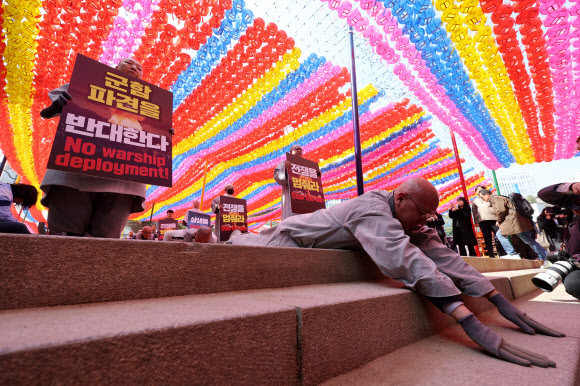 대한불교조계종 사회노동위원회 관계자들이 17일 서울 종로구 조계사에서 주한미국대사관까지 전쟁과 살생 중단 및 군함파견 반대 오체투지를 하고 있다. 2026.3.17 연합뉴스