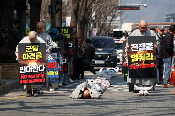 대한불교조계종 사회노동위원회 관계자들이 17일 서울 종로구 조계사에서 주한미국대사관까지 전쟁과 살생 중단 및 군함파견 반대 오체투지를 하고 있다. 2026.3.17 연합뉴스