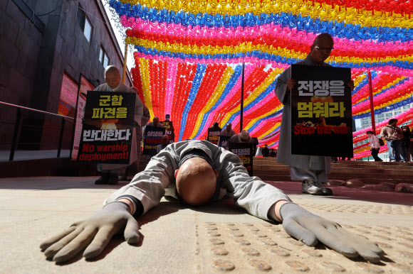 대한불교조계종 사회노동위원회 관계자들이 17일 서울 종로구 조계사에서 주한미국대사관까지 전쟁과 살생 중단 및 군함파견 반대 오체투지를 하고 있다. 2026.3.17 연합뉴스