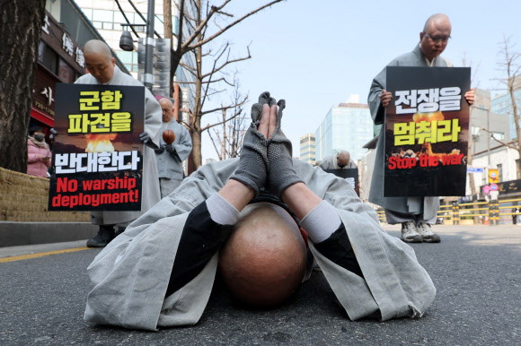 대한불교조계종 사회노동위원회 관계자들이 17일 서울 종로구 조계사에서 주한미국대사관까지 전쟁과 살생 중단 및 군함파견 반대 오체투지를 하고 있다. 2026.3.17 연합뉴스