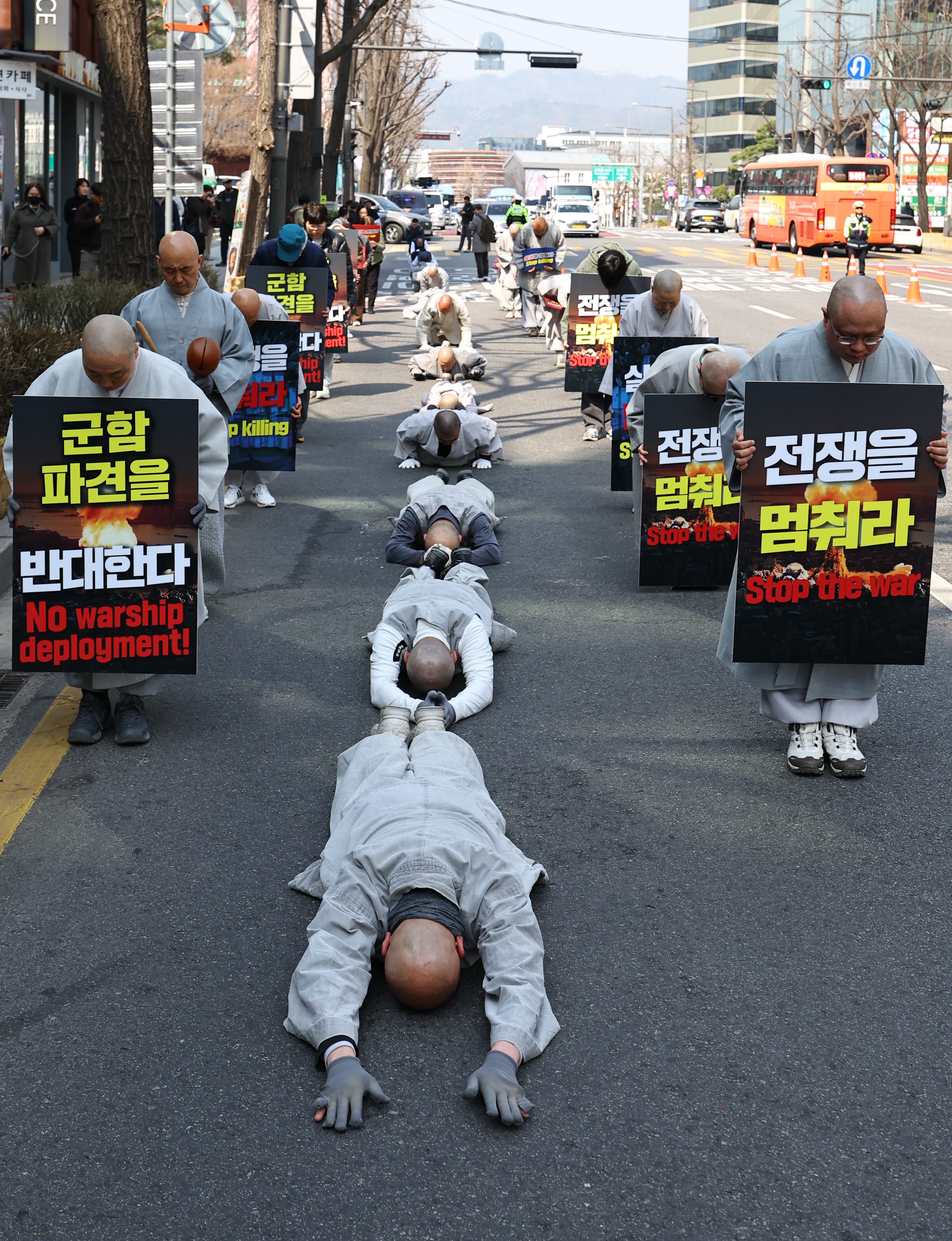 대한불교조계종 사회노동위원회가 17일 서울 종로구 조계사에서 중동 전쟁 중단과 평화를 촉구하는 오체투지를 하며 미국대사관 앞으로 향하고 있다. 2026.03.17.  뉴시스