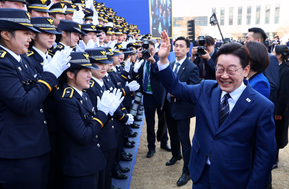 이재명 대통령이 17일 충남 아산 경찰대학에서 경위?경감 합동임용식을 마친 신임 경찰관들과 인사하고 있다. 2026.3.17 연합뉴스