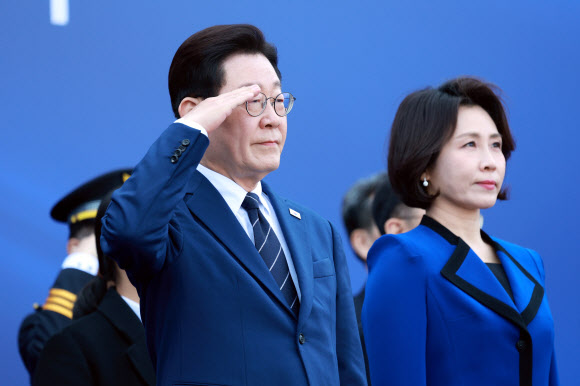 이재명 대통령이 17일 충남 아산 경찰대학에서 열린 2026년 신임 경위·경감 임용식에서 경례하고 있다. 2026.3.17 연합뉴스