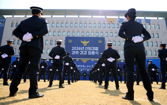 신임 경위ㆍ경감 경찰관들이 17일 충남 아산 경찰대학에서 열린 임용식에서 이재명 대통령의 축사를 듣고 있다. 2026.3.17 연합뉴스