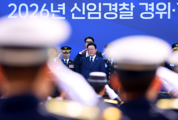 이재명 대통령이 17일 충남 아산 경찰대학에서 열린 2026년 신임 경찰 경위·경감 임용식에서 신임 경찰관들의 경례를 받고 있다. 2026.3.17 연합뉴스
