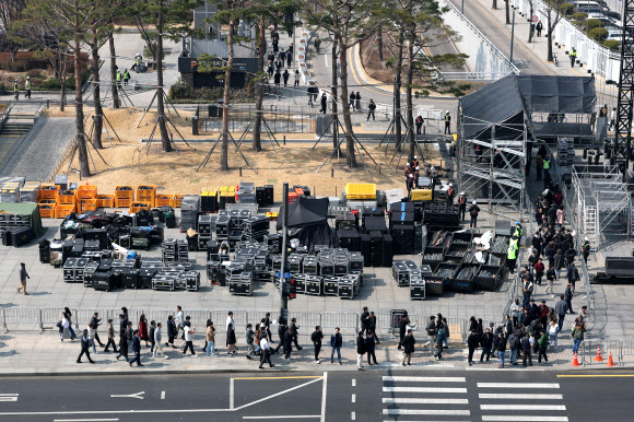 그룹 방탄소년단(BTS)의 광화문 공연을 나흘 앞둔 17일 서울 종로구 광화문광장에서 공연 준비작업이 이뤄지고 있다. 2026.3.17 연합뉴스