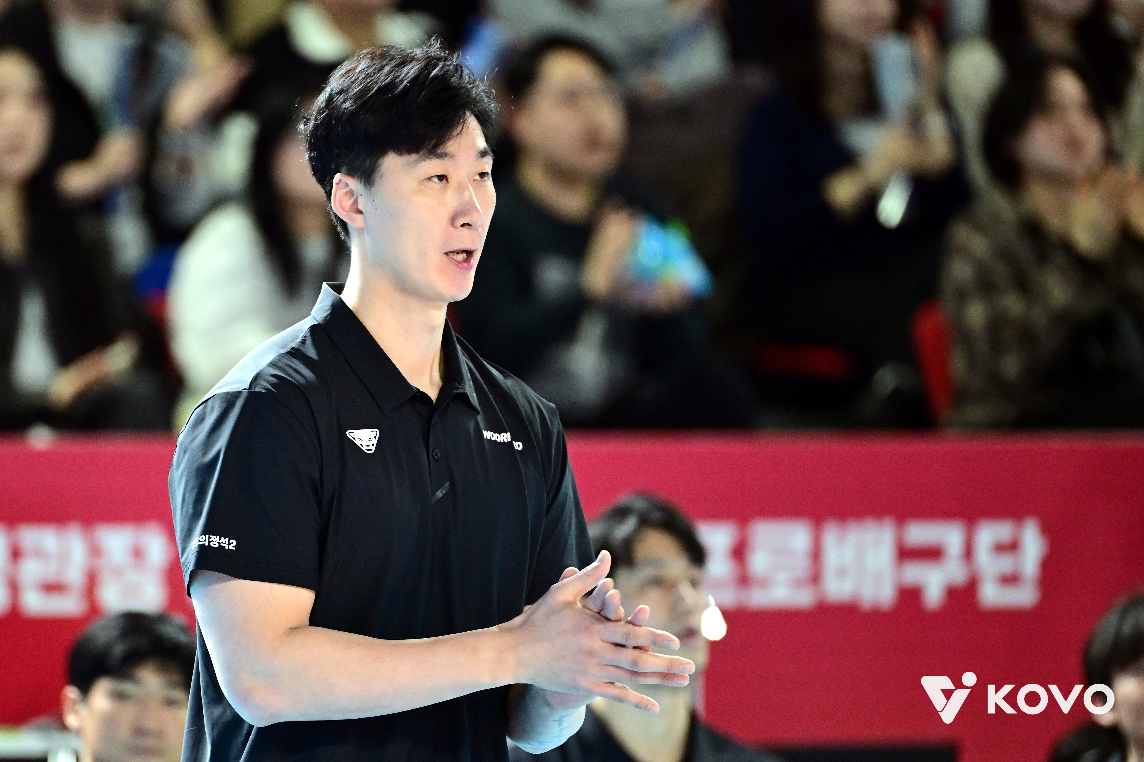 박철우 우리카드 감독대행이 17일 대전 충무체육관에서 열린 진에어 2025~26 V리그 삼성화재전을 지켜보고 있다. 2026.3.17 한국배구연맹 제공
