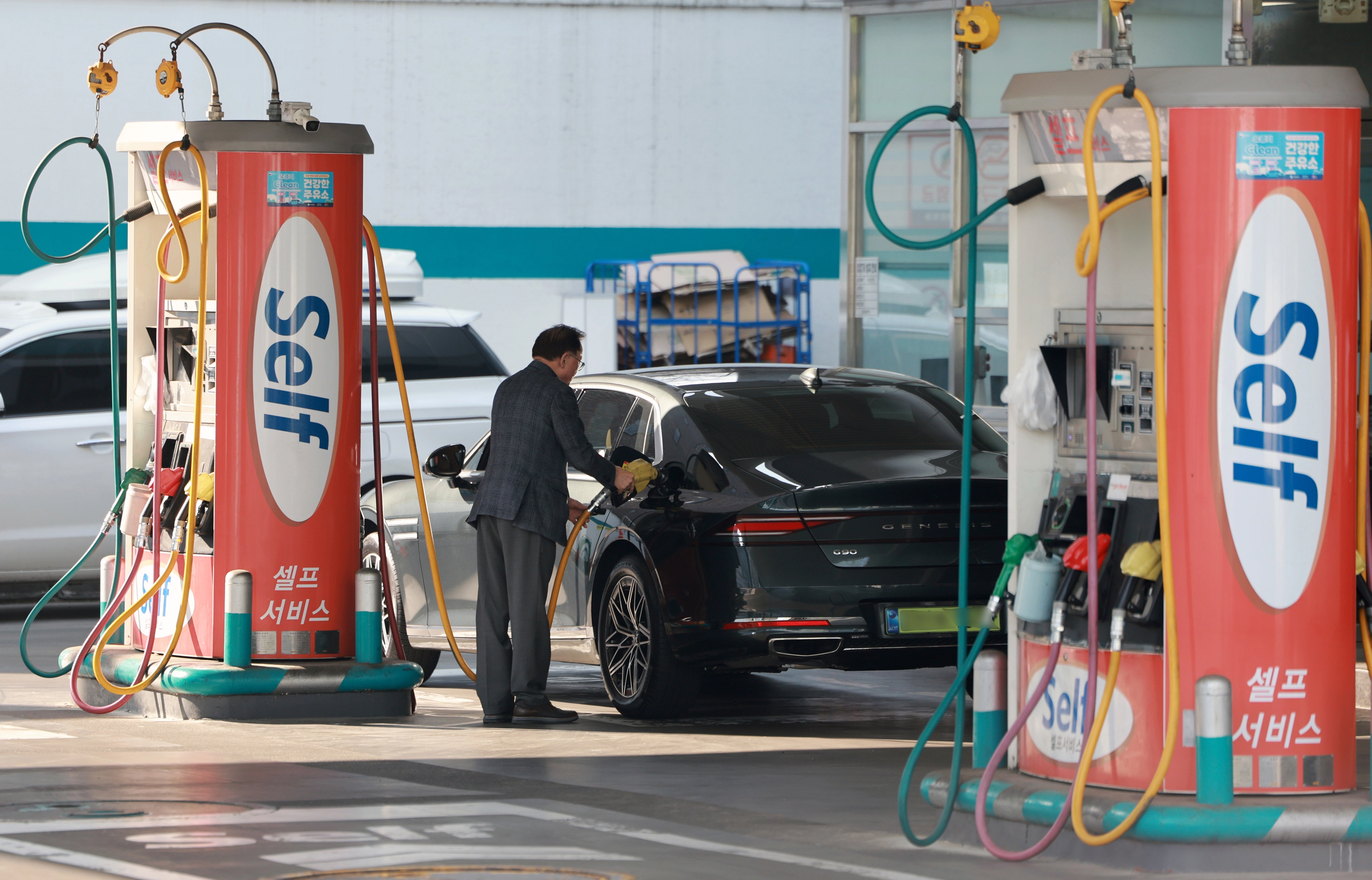 전국에서 가장 비싼 주유소도 기름값 내렸다···석유 최고가격제 시행 닷새째  석유 최고가격제 시행 닷새째인 17일 서울시내의 한 주유소에서 시민이 기름을 넣고 있다. 이날 한국석유공사 유가정보시스템 오피넷에 따르면 전국 주유소 평균 휘발유 가격은 리터당 1829.6원으로 전날보다 3.1원 내렸다. 경유 가격은 같은 시각 1827.7원으로 4.1원 하락했다. 전국에서 기름값이 가장 비싼 서울 주유소도 하락세를 이어갔다. 이날 서울 평균 휘발유 가격은 리터당 1854.7원으로 전날보다 4.4원 내렸다. 뉴스1