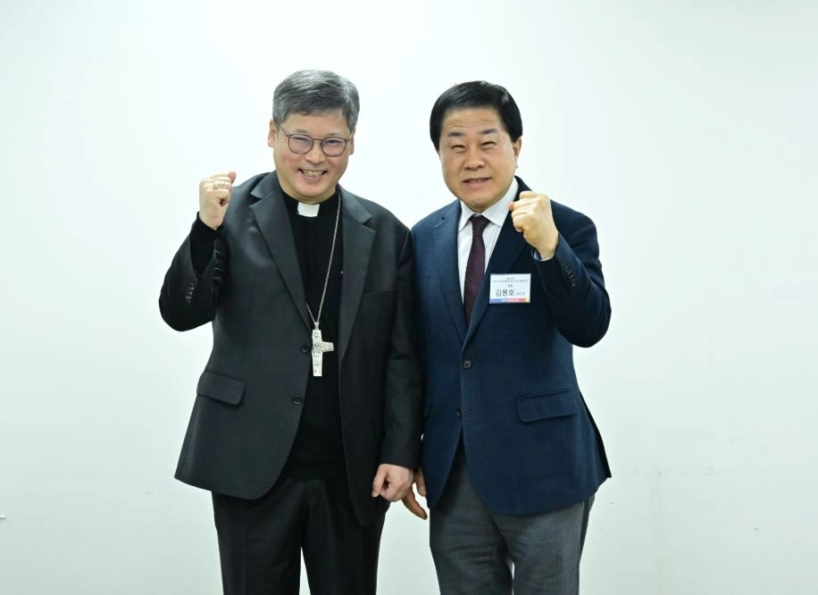지난 13일 천주교 서울대교구를 방문한 김용호 의원(오른쪽)이 정순택 대주교(왼쪽)와 2027 서울 세계청년대회 준비에 대한 간담회를 마치고 성공적인 개최를 기원하며 기념촬영을 하고 있다.