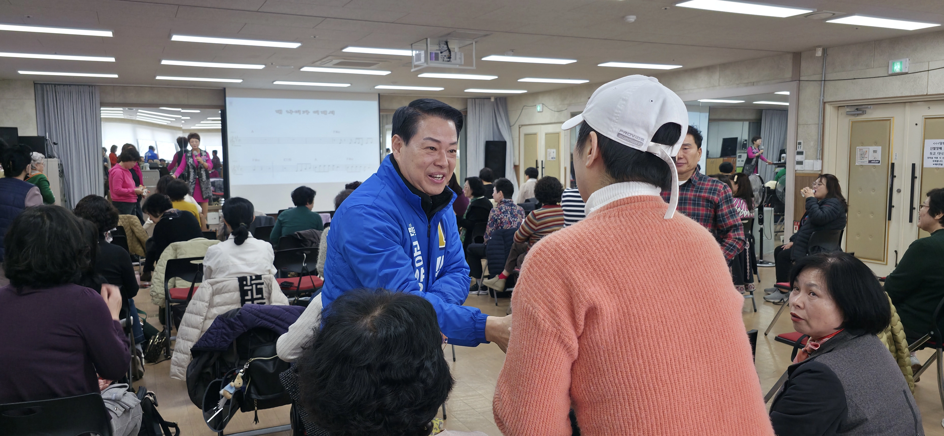 박성현 광양시장 예비후보가 시민과 악수하고 있다.