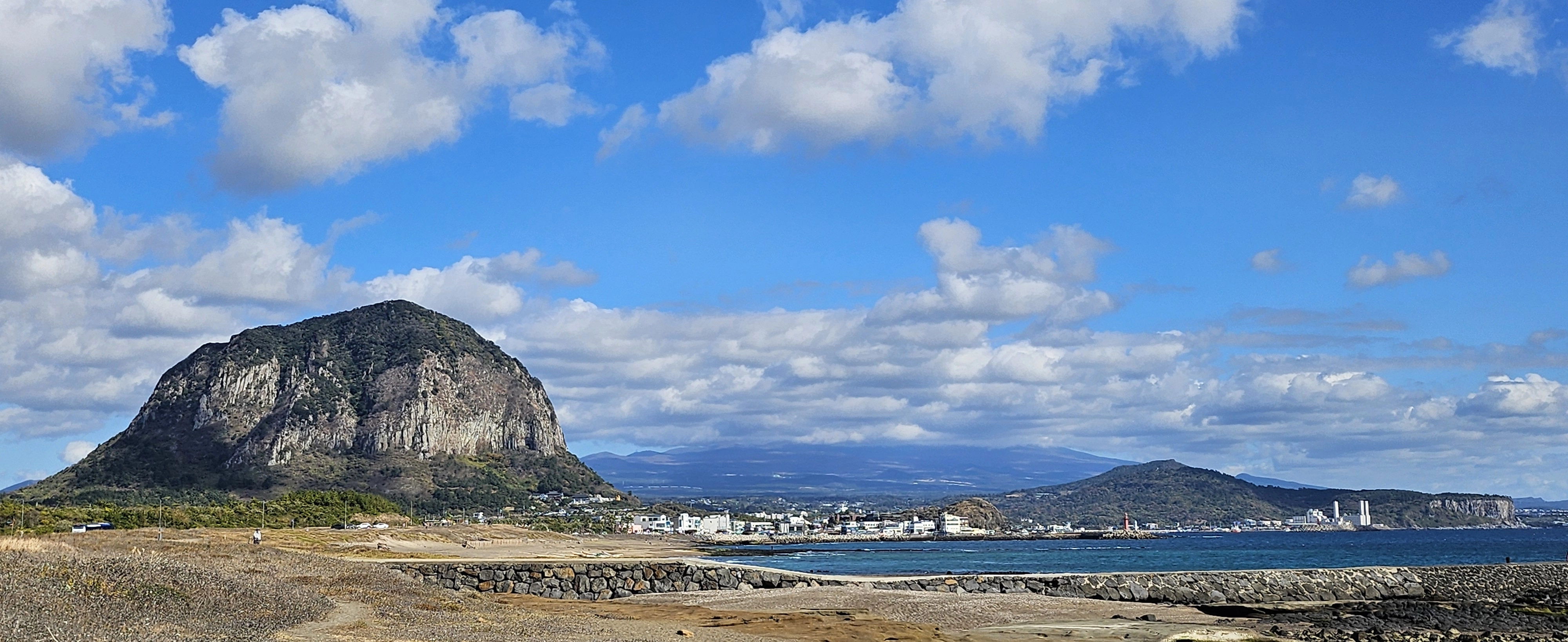 서귀포시 안덕면 산방산은  산방산 78만 5000년전에 형성된 것으로 측정됐다. 제주 강동삼 기자
