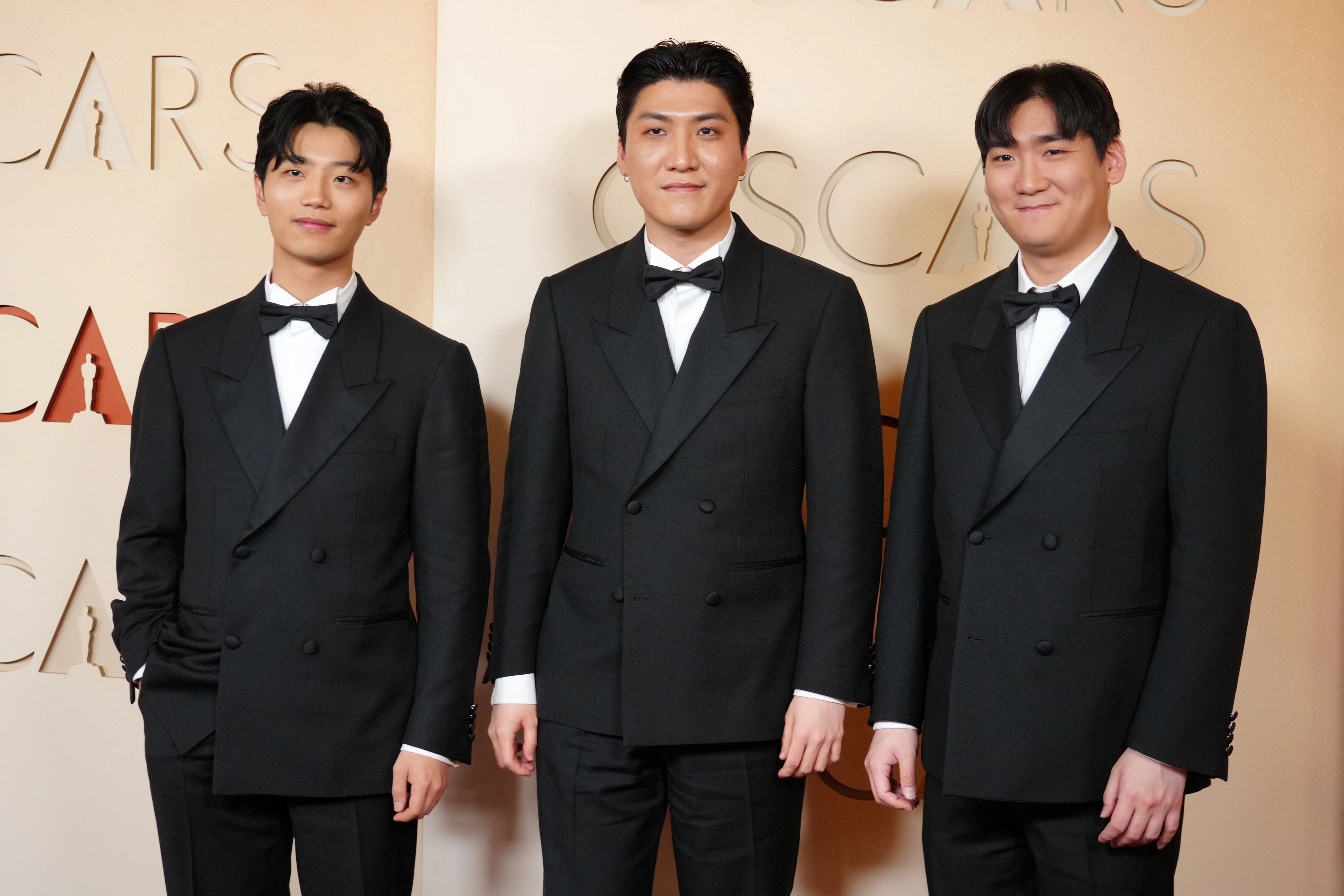 오스카 시상식 참석한 ‘골든’ 작곡팀 아이디오  넷플릭스 애니메이션 영화 ‘케이팝 데몬 헌터스’(케데헌) 주제곡 ‘골든’의 작곡팀 아이디오(IDO)의 이유한(왼쪽부터), 곽중규(Zhun), 남희동이 15일(현지 시간) 미 캘리포니아주 로스앤젤레스 돌비 극장에서 열린 제98회 아카데미 시상식에 도착해 포토타임을 갖고 있다. 2026.03.16 뉴시스