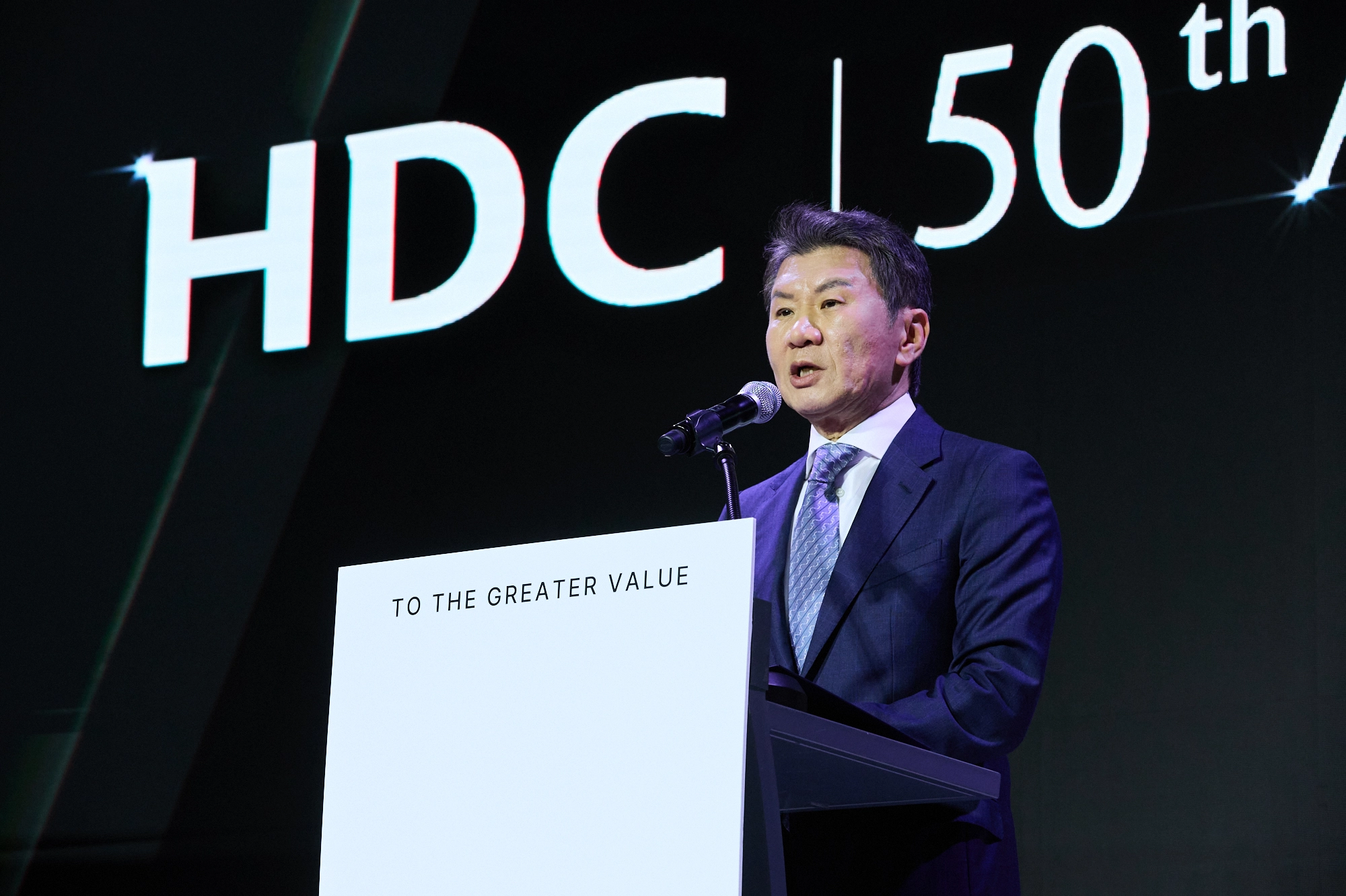 정몽규 HDC그룹 회장이 18일 서울 용산구 드래곤시티에서 열린 창립 50주년 기념식에서 미래 비전을 밝히고 있다.
HDC그룹 제공