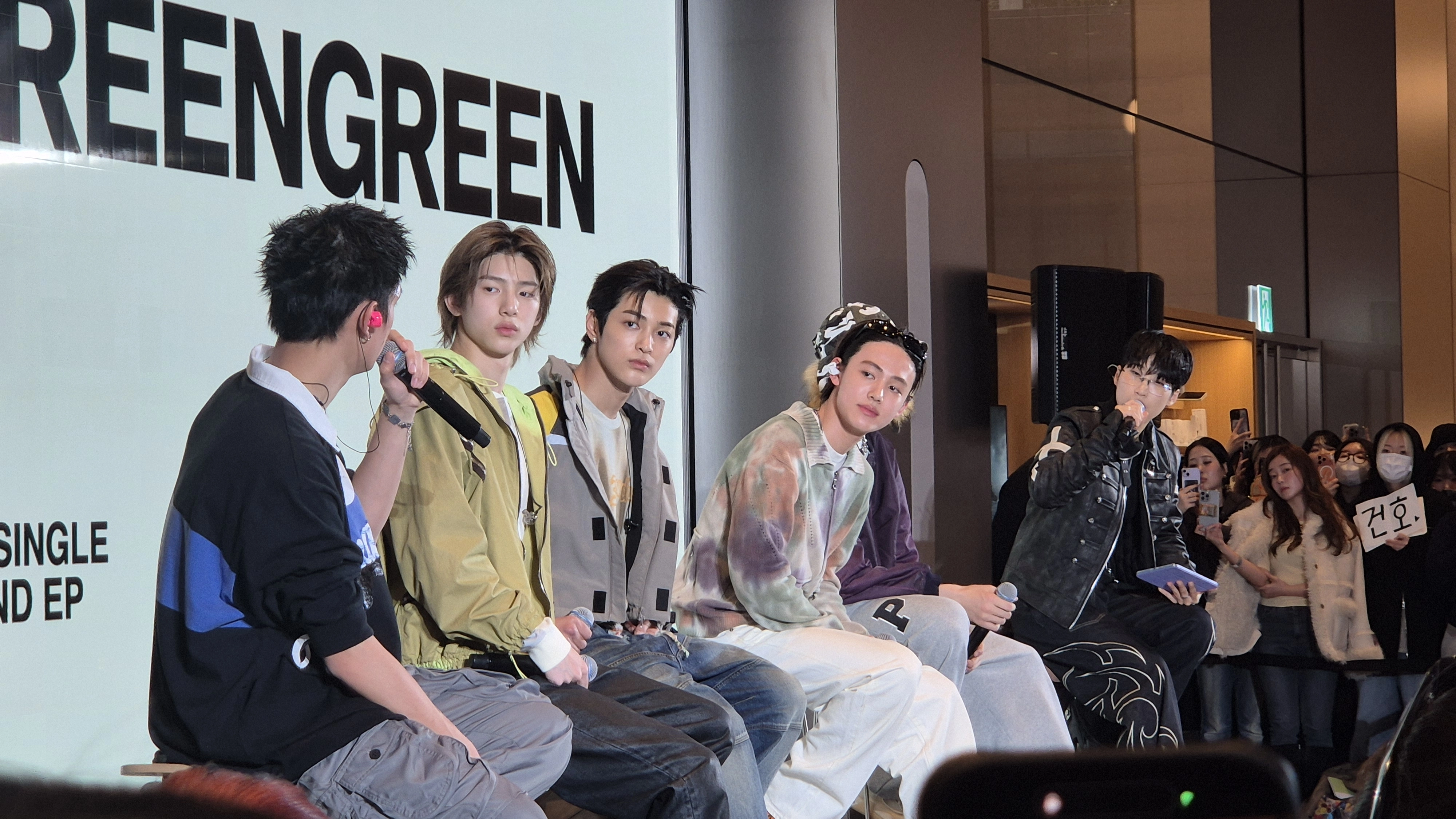 19일 서울 애플 명동 2층에서 열린 애플 50주년 행사에서 그룹 ‘코르티스’가 토크를 진행하고 있다.