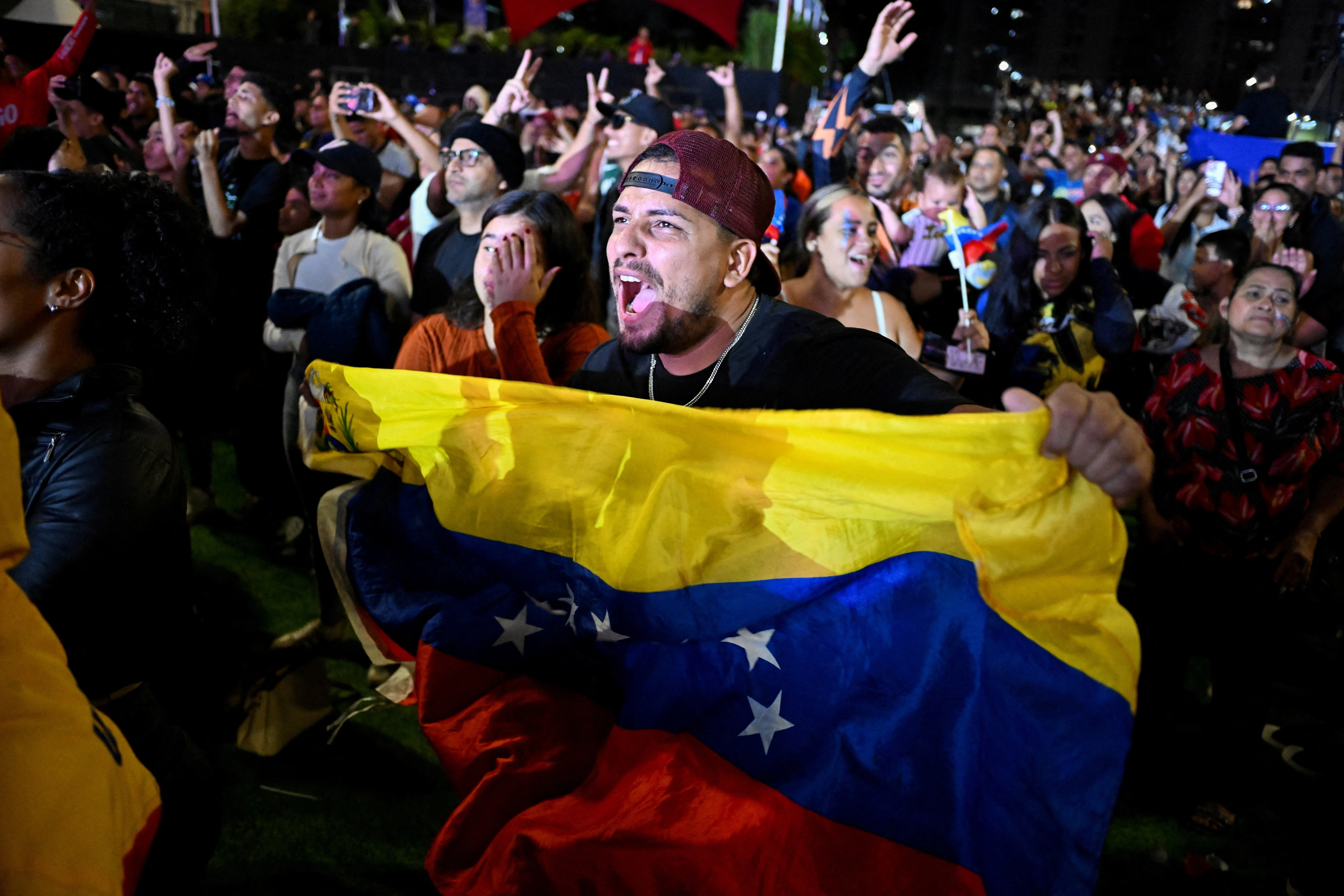 베네수엘라의 우승 확정 순간 수도 카라카스의 광장에 운집한 시민들이 국기를 흔들며 환호하고 있다.
카라카스 로이터 연합뉴스