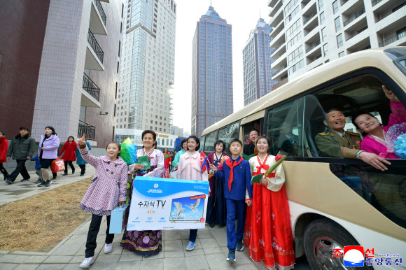 북한의 대규모 주택 단지인 평양 화성지구 4단계 1만세대 살림집(주택) 건설이 완공돼 새집들이로 흥성이고 있다고 조선중앙통신이 18일 보도했다. 2026.3.18 평양 조선중앙통신=연합뉴스