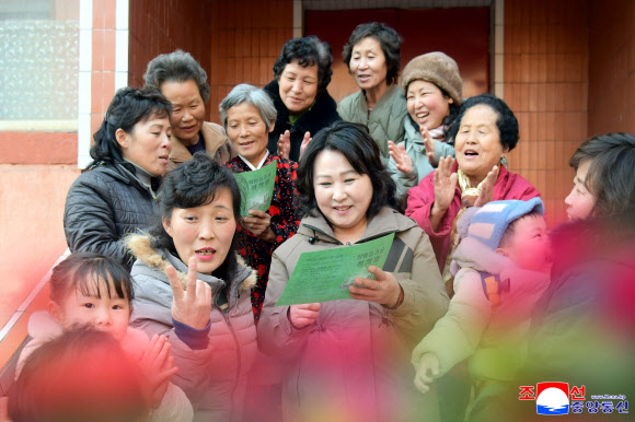 북한의 대규모 주택 단지인 평양 화성지구 4단계 1만세대 살림집(주택) 건설이 완공돼 새집들이로 흥성이고 있다고 조선중앙통신이 18일 보도했다. 2026.3.18 평양 조선중앙통신=연합뉴스