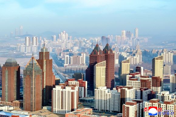 북한의 대규모 주택 단지인 평양 화성지구 4단계 1만세대 살림집(주택) 건설이 완공돼 새집들이로 흥성이고 있다고 조선중앙통신이 18일 보도했다. 2026.3.18 평양 조선중앙통신=연합뉴스