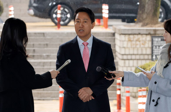 정치자금법 위반 혐의로 기소된 오세훈 서울시장이 18일 서울 서초구 서울중앙지법에서 열린 2차 공판에 출석하며 취재진 질문에 답하고 있다. 2026.3.18 공동취재