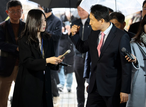 정치자금법 위반 혐의로 기소된 오세훈 서울시장이 18일 서울 서초구 서울중앙지법에서 열린 2차 공판에 출석하며 지지자를 향해 주먹을 들어 보이고 있다. 2026.3.18 공동취재
