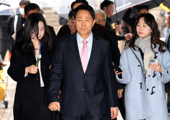 정치자금법 위반 혐의로 기소된 오세훈 서울시장이 18일 서울 서초구 서울중앙지법에서 열린 2차 공판에 출석하고 있다. 2026.3.18 공동취재