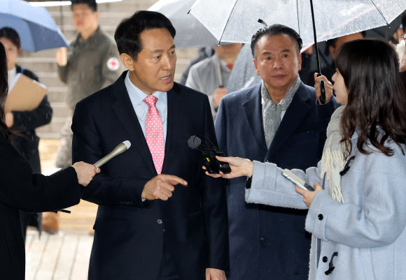 정치자금법 위반 혐의로 기소된 오세훈 서울시장이 18일 서울 서초구 서울중앙지법에서 열린 2차 공판에 출석하며 취재진 질문에 답하고 있다. 2026.3.18 공동취재